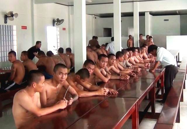 怎么让三色灯默认白光