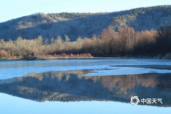 普通却自信是什么梗